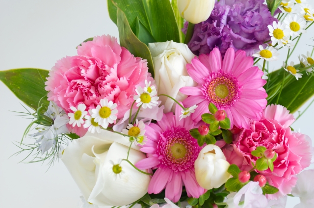 ピンクの花がメインの花束