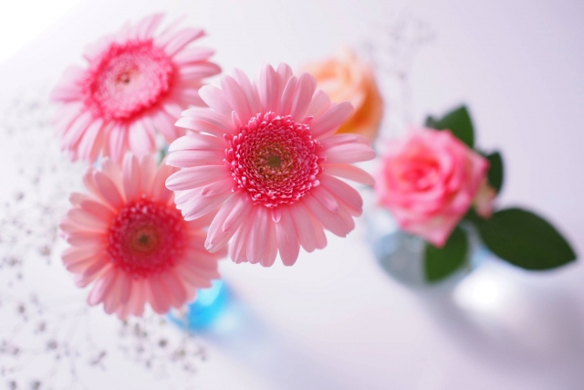 ピンクの花がメインの花束